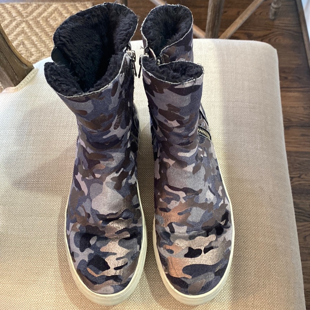 Women’s J/Slides Camo, Size 8.5 - image 1